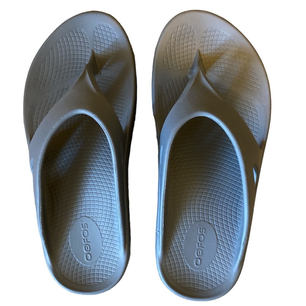 Oofos flip flop’s women’s size 8 gray men’s size 6